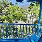 House With Blue Balcony Сasa de vacaciones